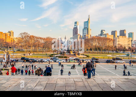 Philadelphia, Pennsylvania, USA - Dezember, 2018 - Blick auf Benjamin Franklin Parkway und der Innenstadt von Philadelphia aus dem Museum Treppe. Stockfoto