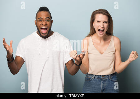 Gerne diverse Mann und Frau lachen Witz zusammen Stockfoto