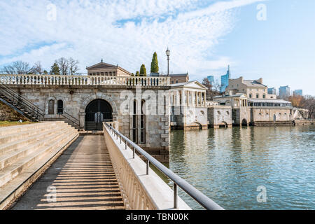 Philadelphia, Pennsylvania, USA - Dezember, 2018 - Schöne Aussicht aus Fairmount Wasserwerk Garten, Philadelphia Art Museum. Stockfoto