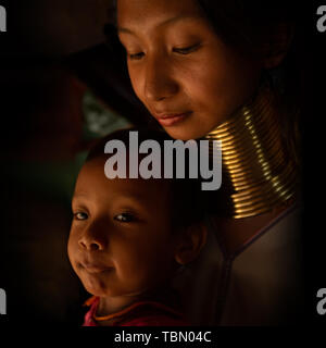 Eine Familie aus Kayan Lahwi Stamm bekannt für das Tragen Halsringe. Stockfoto