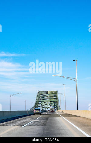 Philadelphia, Pennsylvania, USA - Dezember, 2018 - Ankunft in Philadelphia mit dem Auto von New York. Delaware River - Turnpike Toll Bridge. Stockfoto