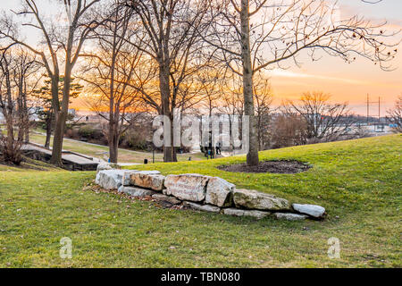 Philadelphia, Pennsylvania, USA - Dezember, 2018 - Sonnenuntergang auf d'Harnoncourt Sculpture Garden, Philadelphia Museum der Kunst. Stockfoto