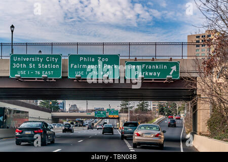 Dezember, 2018 - Zeichen mit der Wegbeschreibung zum Universitätsstadt, Phila Zoo, Fairmount Park und Ben Franklin Parkway auf den Straßen von Philadelphia. Stockfoto