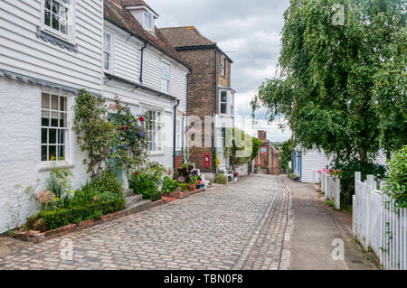 Die kopfsteingepflasterten High Street In Upnor auf der Hoo Halbinsel in Kent. Stockfoto