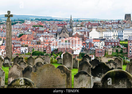 Die Stadt Whitby über die Grabsteine auf dem Friedhof der St. Mary's Kirche gesehen. Stockfoto