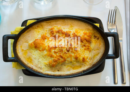 Blick von oben auf die traditionelle italienische Fleisch Lasagne mit béchamelsoße Sauce und geriebenen Käse in Backen serviert pan Stockfoto