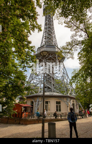 Prag, Tschechische Republik - 19. Mai 20198: Touristen am Petrin Aussichtsturm in Prag, Tschechische Republik. Stockfoto