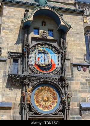 Die Außenfassade der Astronomische Uhr in Prag, oder Prager Orloj, im Alten Rathaus gegen den blauen Himmel an einem sonnigen Tag. Stockfoto