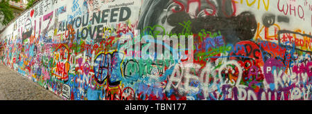 Prag, Tschechische Republik - 18. Mai 2019: John Lennon Mauer in Graffiti in Prag, Tschechische Republik. Stockfoto