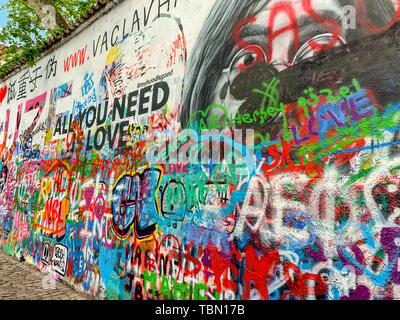 Prag, Tschechische Republik - 18. Mai 2019: Bunte Graffiti von John Lennon Mauer in Prag, Tschechische Republik. Stockfoto