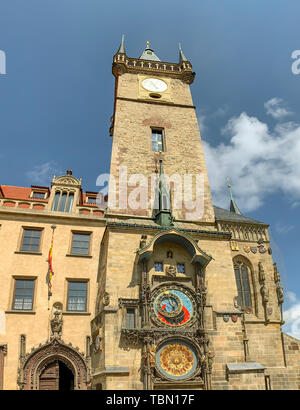 Die Außenfassade der Astronomische Uhr in Prag, oder Prager Orloj, im Alten Rathaus gegen den blauen Himmel an einem sonnigen Tag. Stockfoto