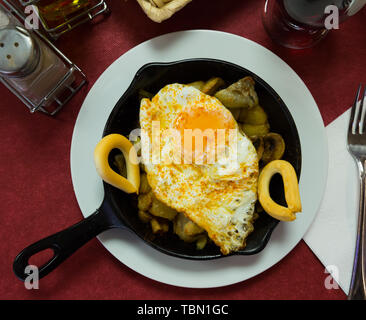 Nahrhafte Zwischenmahlzeit in der Pfanne - Champignons, Rührei und Galicischen Kartoffel Stockfoto