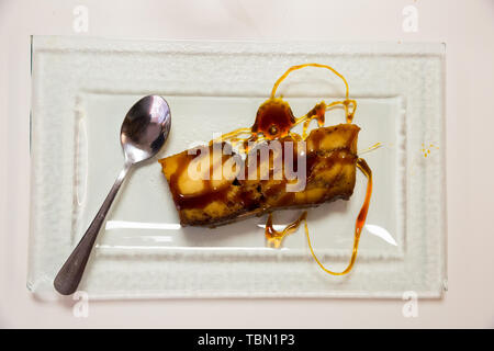 Pan de Calatrava mit Karamell und Löffel, Pudding Kuchen typisches aus Spanien Stockfoto