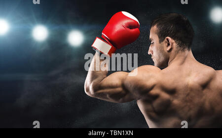 Junge, Sportler mit dem Rücken zur Kamera gewinnen Stockfoto