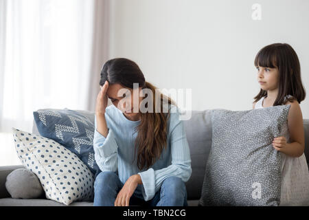 Kleines Kind von Mama verwirrt leiden Gesundheit Problem sich unwohl fühlen Stockfoto