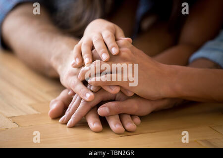 Nahaufnahme des liebevollen Familie Hände stack Einheit angezeigt. Stockfoto