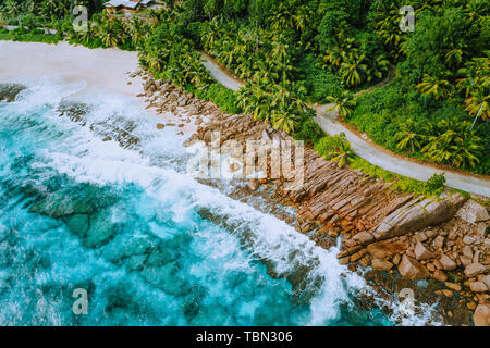 Luftbild der Küstenstraße entlang Paradies tropischen felsigen Strand auf den Seychellen. Sommer Urlaub, Reise und Lifestyle Konzept Stockfoto