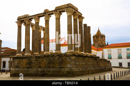 Ansicht von unten auf das berühmte römische Tempel von Evora, Portugal Stockfoto