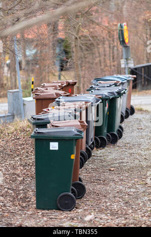 Plastikmüllbehälter am Ende von Karlsudd, in der Nähe von Vaxholm, Schweden Stockfoto