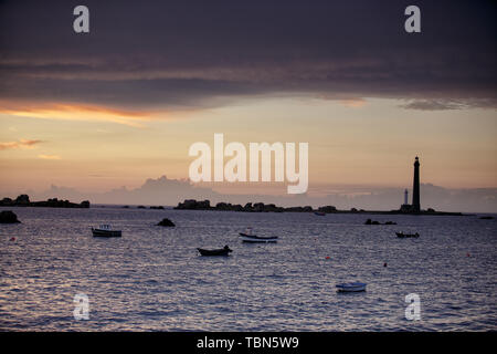 Der Leuchtturm auf Ile Vierge und der Ozean in Plouguerneau Finistere Bretagne Frankreich Stockfoto