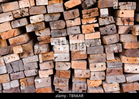 Sägewerk mit voller schneiden Holz Lager. Fabrik und Produktion. Umwelt Wirtschaft und Struktur Konzept. Stockfoto