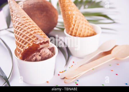 Italienische bruschetta im Sortiment auf den Teller, Gläser mit weißen Wein, Trauben, Fondue. Partei oder Abendessen Konzept. Stockfoto