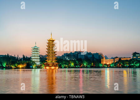 Nacht in der Sonne und Mond Twin Towers Park in Guilin, Guangxi, China Stockfoto