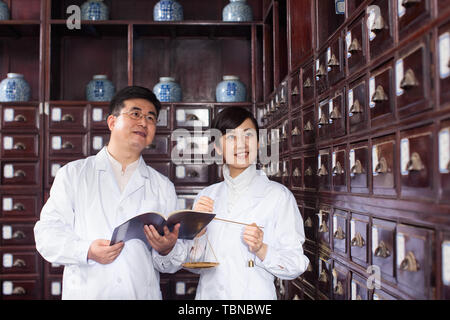 Ein Apotheker, der in der Apotheke arbeiten. Stockfoto