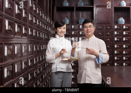 Ein Apotheker, der in der Apotheke arbeiten. Stockfoto