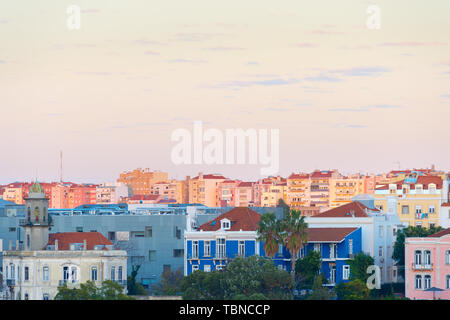 Skyline von Lissabon typisch lebendigen Bezirk Architektur. Portugal Stockfoto