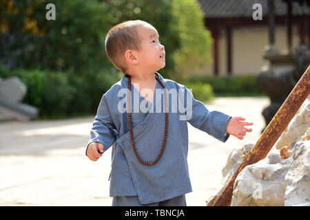 Süße kleine Mönch, Fotografie für Kinder. Stockfoto