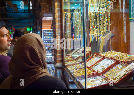 Teheran, Iran - 22. MAI 2017: Menschen bei Schmuck im Grand Basar in Teheran, Iran suchen Stockfoto