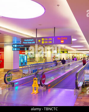 Singapur - Januar 16, 2017: Menschen bei travelator in Changi International Anreise Flughafen Halle Stockfoto