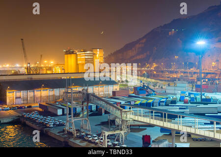 Auto- und LKW-Parken in Barcelona industrielle Hafen. Barcelona, Spanien Stockfoto