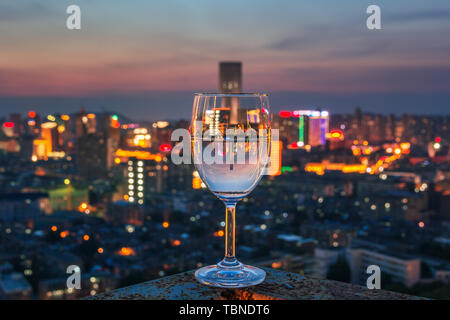 Nacht ist wie Wasser. Stockfoto