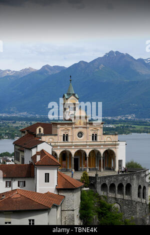 Madonna del Sasso, mittelalterliche Kloster mit Blick auf den Lago Maggiore mit Locarno, Schweiz. Stockfoto