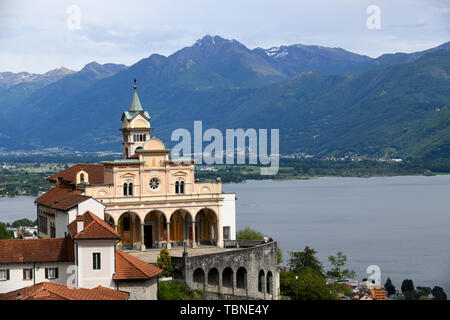 Madonna del Sasso, mittelalterliche Kloster mit Blick auf den Lago Maggiore mit Locarno, Schweiz. Stockfoto