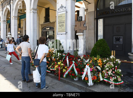 Frische Blumen an der Gedenkstätte für Terroropfer, die 1974 bei einem antifaschistischen Protest in Brescia durch faschistische Bombenanschläge getötet wurden. Stockfoto