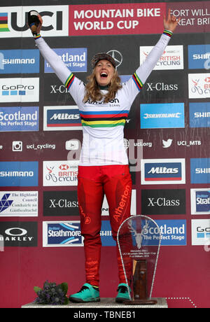 Großbritanniens Rachel Atherton auf dem Podium feiert Sieg der Frauen Bergab während der UCI Mountainbike Weltcup in Fort William. Stockfoto