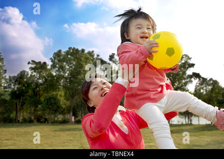 Tochter auf outing mit Mutter in Park Stockfoto