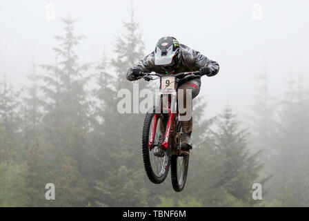 Die französischen Amaury Pierron in der Abfahrt der Männer während der UCI Mountainbike Weltcup in Fort William. Stockfoto