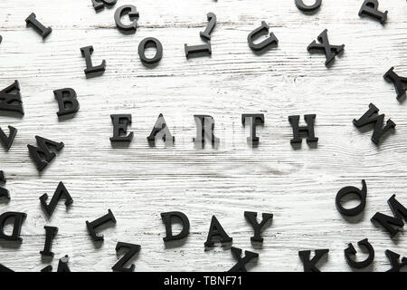 Text Tag der Erde aus Buchstaben auf weißem Hintergrund Holz Stockfoto