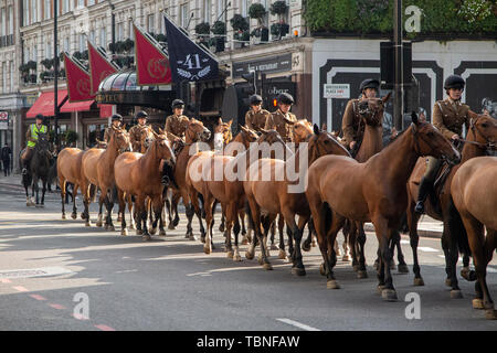 Die Royal Household Cavalry transfer unmontiert pferde ställe entlang der Buckingham Palace Road in London Stockfoto