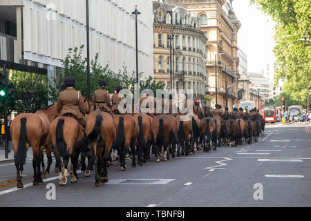 Die Royal Household Cavalry transfer unmontiert pferde ställe entlang der Buckingham Palace Road in London Stockfoto