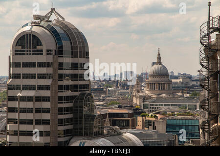 Die ehemalige Barclays Gebäude in der Londoner City mit St Paul's Kathedrale im Hintergrund Stockfoto