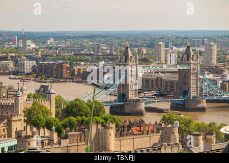 Ein Blick auf die Londoner City Büros mit Tower Bridge in der Ferne Stockfoto