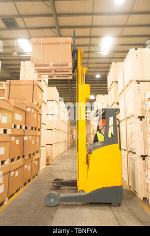 Logistik Personal Laden und Entladen von Fracht im Lager Stockfoto