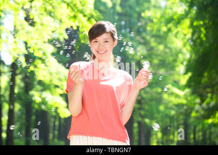 Eine junge Frau auf einem Ausflug in den Park. Stockfoto