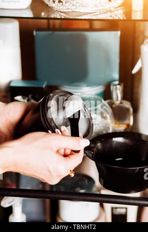 Kosmetiker Anwendung der Maske auf Client- oder einer Kosmetikerin Hand in Spa Salon, Nahaufnahme. Creme, Make-up, Kosmetik, Wellness, Pflege Stockfoto