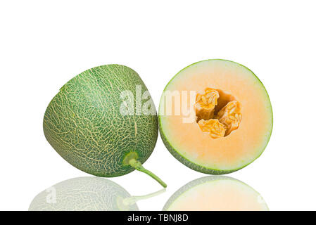 Eine Melone Halbieren auf weißem Hintergrund Stockfoto